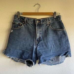 Levi’s Cutoff Shorts 550 Classic Relaxed Size 6 / Small Lightly Distressed